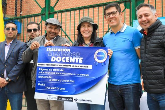 Mosquera entregó 1.998 sudaderas a los estudiantes del municipio