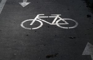 Vehículo se pasa semáforo en rojo y arrolla a un ciclista