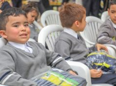 Estudiantes de Mosquera reciben 2.143 sudaderas nuevas