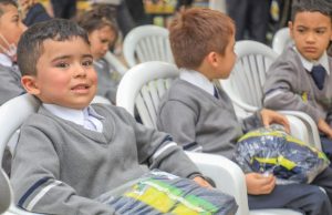 Estudiantes de Mosquera reciben 2.143 sudaderas nuevas
