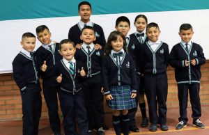 Estudiantes funzanos recibieron nuevos uniformes