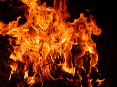 Comunidad prende fuego a la motocicleta de un presunto ladrón