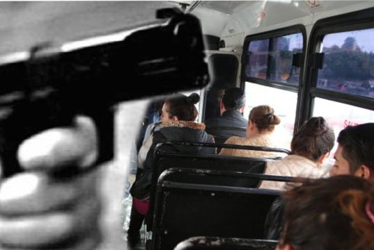 Vuelve y juega: delincuentes asaltaron bus en la calle 80