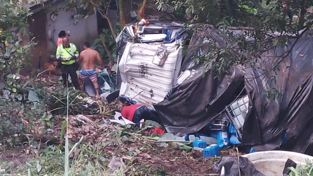 Un fuerte accidente se presentó en la mañana de hoy en Cundinamarca; un tractocamión se va al abismo hay heridos.  