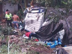 Fuerte accidente: tractocamión se va al abismo en Cundinamarca Un fuerte accidente se presentó en la mañana de hoy en Cundinamarca; un tractocamión se va al abismo hay heridos.