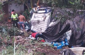 Fuerte accidente: tractocamión se va al abismo en Cundinamarca   Un fuerte accidente se presentó en la mañana de hoy en Cundinamarca; un tractocamión se va al abismo hay heridos.