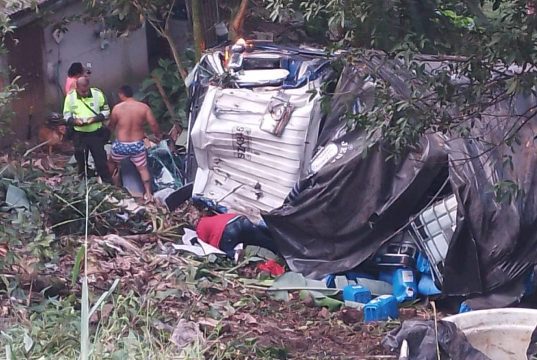 Fuerte accidente: tractocamión se va al abismo en Cundinamarca Un fuerte accidente se presentó en la mañana de hoy en Cundinamarca; un tractocamión se va al abismo hay heridos.