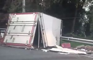 Fuerte accidente: furgón se volcó en la vía Facatativá – Madrid