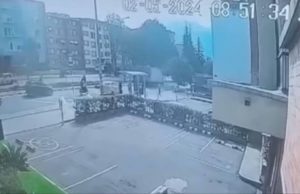 Joven fue arrollado por furgón fantasma: se debate entre la vida y la muerte