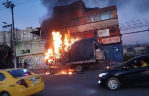 Accidente de tránsito: camión se incendio en plena vía