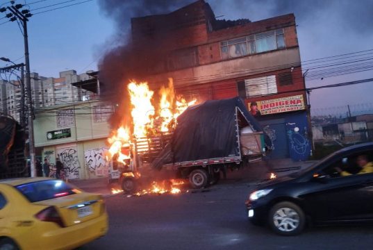 Accidente de tránsito: camión se incendio en plena vía