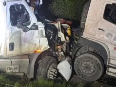 Choque entre dos vehículos de carga: conductor quedo atrapado