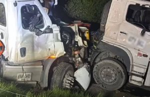 Choque entre dos vehículos de carga: conductor quedo atrapado
