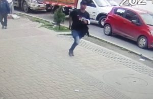 Pilas: con arma de fuego y puñal hombre esta robando en Funza