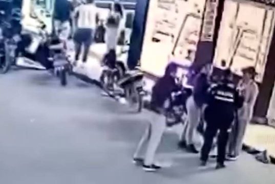 Con machete en mano: hombre agredió a policía