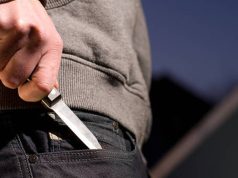 En vía pública y con arma blanca sujeto asesino a una mujer