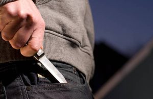 En vía pública y con arma blanca sujeto asesino a una mujer