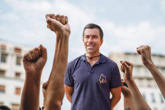 Rey trabaja en iniciativas para atender problemáticas sociales