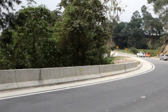 Por ir en contravía ambulancia ocasiona grave accidente