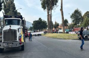 Camioneros paralizan el país por aumento en el precio del ACPM