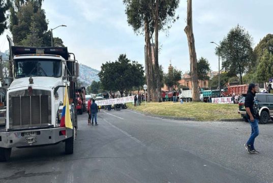 Camioneros paralizan el país por aumento en el precio del ACPM