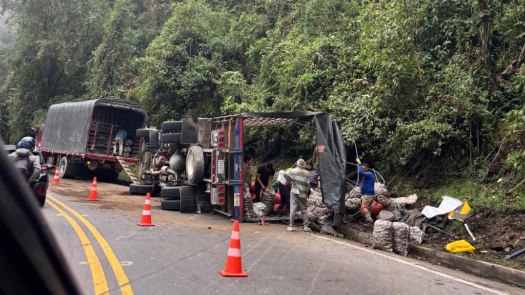 Camión volcó vía Bogotá La Mesa