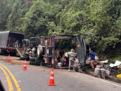 Camión con cargamento de papa se volcó en la vía Bogotá – La Mesa Camión volcó vía Bogotá La Mesa