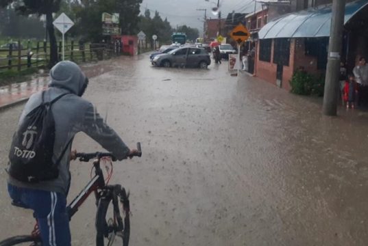 Desbordamiento de quebrada en Cundinamarca deja cuatro personas lesionadas Desbordamiento en Cundinamarca deja cuatro personas heridas