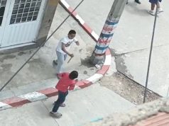 En video: dos menores juegan con armas blancas