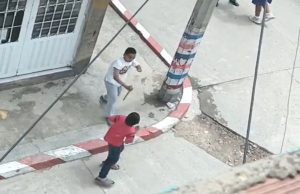 En video: dos menores juegan con armas blancas