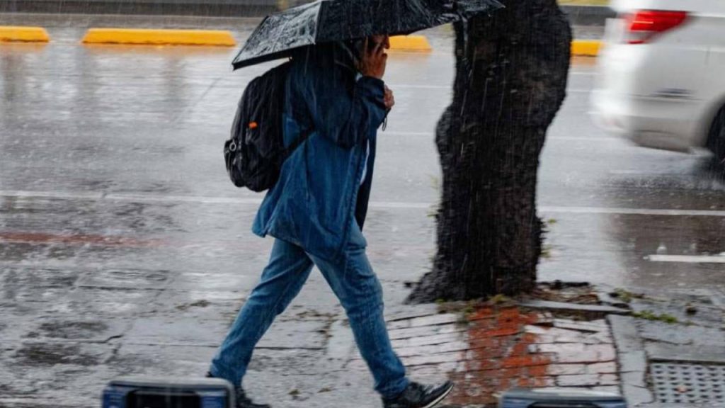 Bogotá enfrenta caos en movilidad por lluvias y protestas