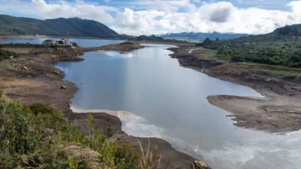 Bogotá evalúa racionamiento ante baja en embalses