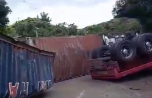Grave accidente deja conductor atrapado