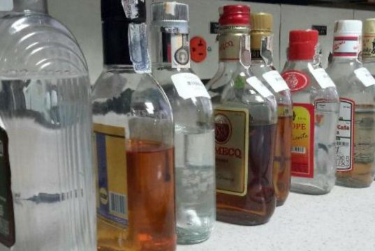 ¿Sabe cómo actuar si consume licor adulterado?