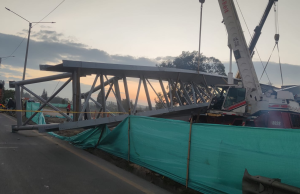 Caída de puente peatonal en variante Madrid – Facatativá Madrid