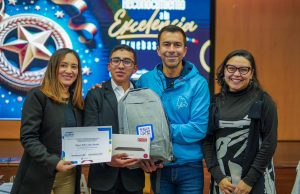 Jóvenes reciben incentivo económico para su educación superior