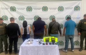 ¡Insólito! Capturan a falsos policías que alegaban ir a una fiesta de disfraces en Cundinamarca