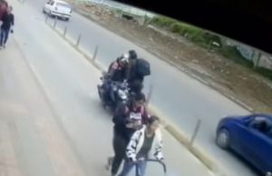 Motociclista atropella a un menor y agrede a un agente