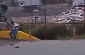 En video: vehículo se volcó en la vía Mosquera