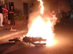 A ladrón le quemaron la moto y lo golpearon tras asalto en bus