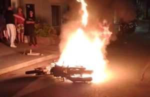 A ladrón le quemaron la moto y lo golpearon tras asalto en bus