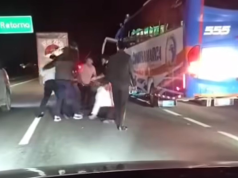 Conductores de buses protagonizan bochornosa pelea en plena carretera