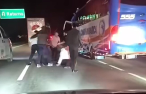 Conductores de buses protagonizan bochornosa pelea en plena carretera