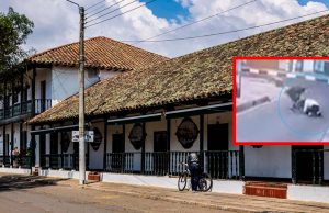 La golpearon y robaron a metros de su casa en Madrid