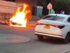 Atención: un hombre quemó su moto en vía pública