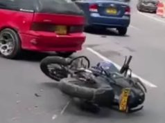 Motociclista sufre grave accidente tras caer en alcantarilla