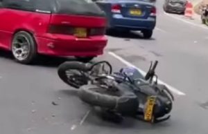 Motociclista sufre grave accidente tras caer en alcantarilla