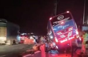 Tragedia en la vía Bogotá: bus volcado deja un muerto y varios heridos