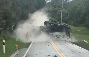 Grave accidente: tractocamión que transportaba gas se volcó
