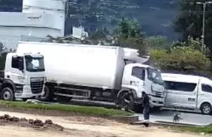 Intentó esquivar un perrito y causó un accidente: conductor quedó atrapado